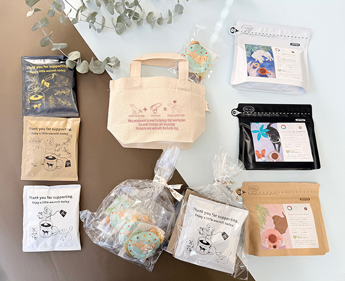 トートの周りにはコーヒー豆、コーヒーバッグ、フルーツティーなどの食品ギフトがちりばめられている